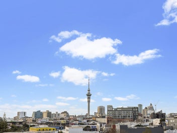 Charming Urban Apartment with Spectacular City...