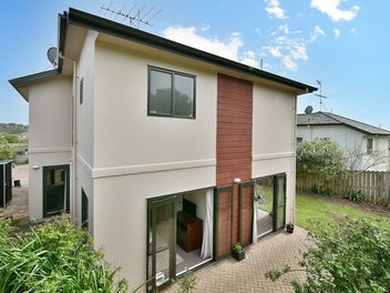 Standalone Freehold Family Home in Oteha