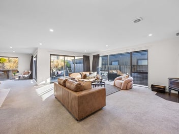 Low maintenance living close to the lake