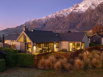 Jacks Point architectural retreat