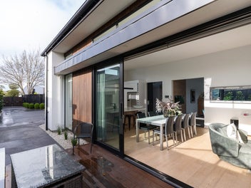Exquisite Single Level Living on 923 sqm