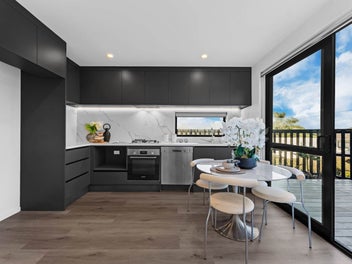 Panmure Basin Views + Standalone Freedom