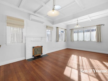 AFFORDABLE, ADORABLE, ABSOLUTELY FREEHOLD!