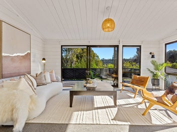 SINGLE LEVEL, STYLE, & COMFORT!