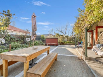 AMAZING VALUE! 220m2 Home.