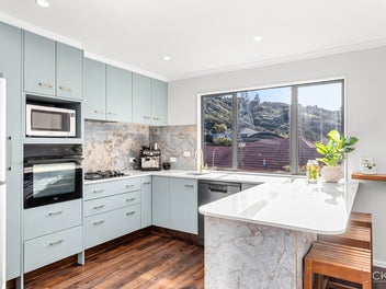 SPACIOUS FAMILY LIVING IN PRIME SCHOOL ZONE