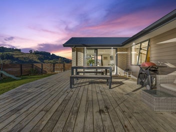 Contemporary 4-Bed Home with Sun & Space