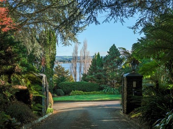 A Landmark Lockwood - Lakefront Position