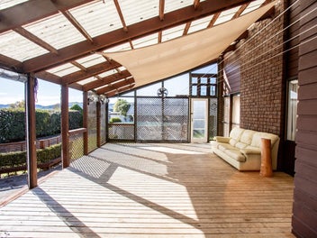 FAMILY HOME WITH DEVELOPMENT POTENTIAL