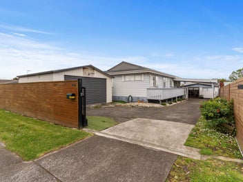 Extended Family Home In Bucklands Beach !!