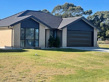 COUNTRY, TOWN, CLOSE TO THE BEACH - PERFECT