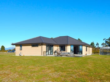 COUNTRY, TOWN, CLOSE TO THE BEACH - PERFECT