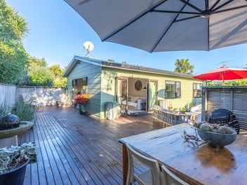 OLDE BEACH - SECLUDED ENTRY LEVEL!