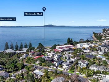 Design elegance, exceptional beachside location.