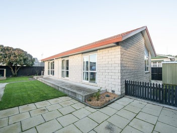 Perfect First Home-Sunny & Spacious with XL Garage