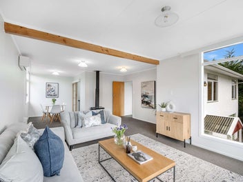 Durie Hill Delight with Treetop Views!