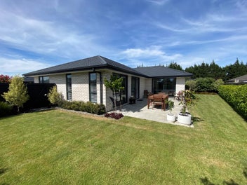Chic Living - Rental investment or like new home!
