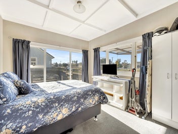 ¼ Acre Kiwi Dream - Miner’s Cottage