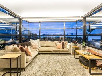 EXQUISITE WATERFRONT LIVING - SLEEK & BESPOKE