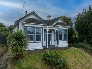 Charming Villa with Dual Access & Possibilities