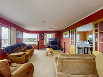LARGE 3 BED + OFFICE ELEVATED FAMILY HOME