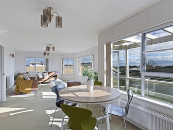 SPECTACULAR VIEWS AND PRIME FITZROY LOCATION