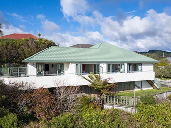 MODERN & SUNNY WITH VIEWS IN KARORI