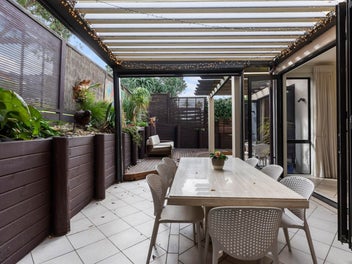 Business – Mixed Use in the Heart of Mairangi Bay