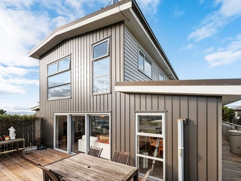 NEAR NEW WITH STUNNING VIEW
