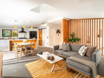 MODERN 3-BED NEAR-NEW