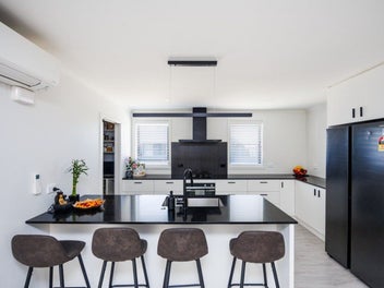 MODERN FAMILY HOME IN PRIME KELVIN GROVE LOCATION!