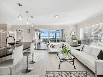 Multi-Generational Paradise on the Waterfront!