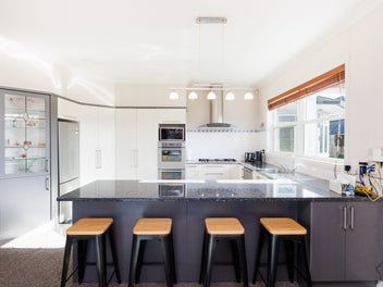 LARGE FAMILY HOME +SELF CONTAINED STUDIO