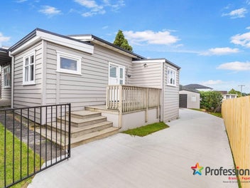 Charming Renovated Bungalow Awaits You!