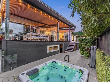 Home and Income. Great Opportunity in The Bays!