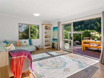 Spacious, Sunny & Positioned for Convenience!