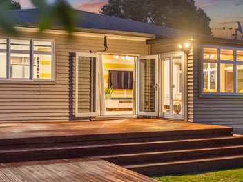 Double Glazed and Super Convenient Location