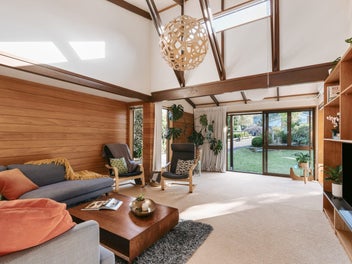 Modern 1980s Character on 841sqm (approx.)