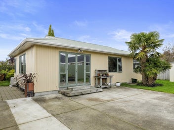 Modern, detached & move-in ready