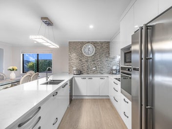 Act Fast - Pokeno Luxury with Spa & Views!