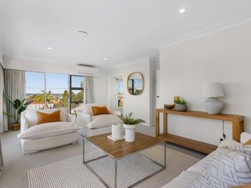 Classic Kiwi Home with Panoramic Views
