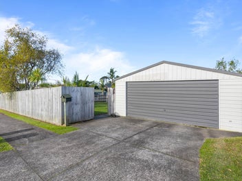 Bungalow on Freehold Land, Garage, Triple Zone!