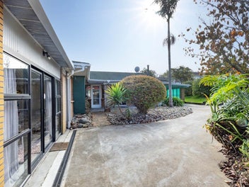 Urgent Sell! Legal Home + Income on 910 m² Land !