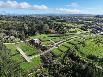 Country views and modern living- Urumaraki Heights