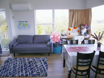 Solid, Sunny & Stylish - Close to Mall, Bus to CBD