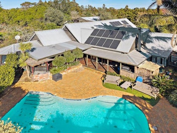 SUPERBLY DESIGNED RESORT-STYLE RESIDENCE