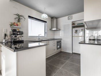 Charming Entry Level Unit in Prime Location
