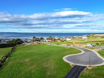 Seaside Bliss: Stunning Sections in Riverton