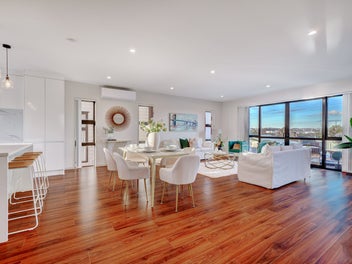 Prestigious New Lynn Residence !!