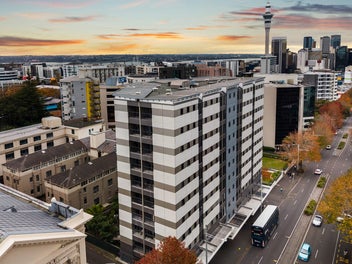 PRICED $470,000 · 3 BEDS · RARE CORNER 8TH FLOOR